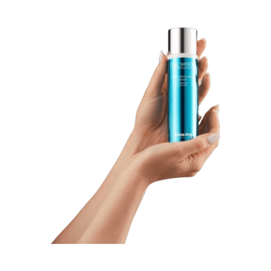 Hender som holder Swiss Line Pore-reducing Water - Frisk opp ansiktstoner, og viser frem sin elegante innpakning for hudpleierutiner.