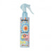 Curl Spray d'Amika doté d'un flacon à gâchette à motif floral, idéal pour redéfinir et hydrater les cheveux texturés dans la catégorie soins capillaires.