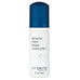 Gros plan de la texture de la mousse nettoyante affinante Skinbetter Science montrant une mousse riche et veloutée avec de l'acide salicylique exfoliant et des AHA.