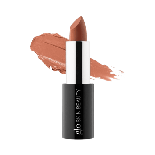 Glo Skin Beauty Satin läppstift i persikaktig nakenton, som erbjuder en mjuk, återfuktande finish med vitamin E och sheasmör för läppvård.