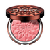 Swatch of By Terry Rosy Romance Vegan Púdar Blush ag taispeáint lí bándearg bog te le uigeacht shíoda in-thógála.