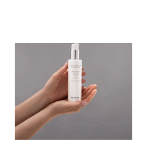 Le visage et les yeux du nettoyant adapté à la peau de ligne suisse