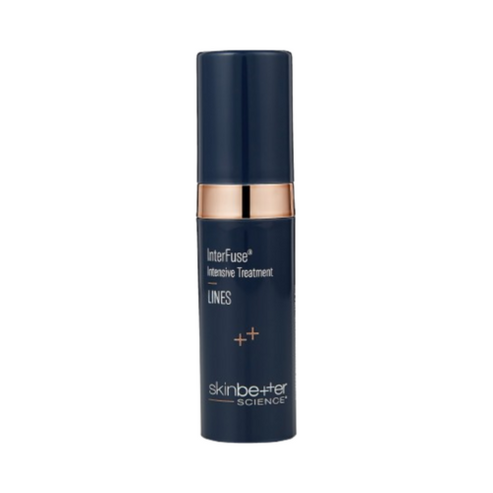 Skinbetter Science Interfuse Dianchóireála Línte Cóireála serum frith-aosaithe i buidéal gorm dorcha, oiriúnach le haghaidh cóireáil línte domhain léirithe agus roic.