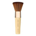 Jane Iredale The Handi Brush mit flachen Borsten und einem hellen Holzgriff, ideal zum gleichmäßigen Auftragen von gepresstem Puder auf das Gesicht.
