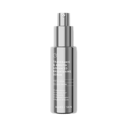 Allies of Skin Tranexamic og Arbutin Advanced Brightening Serum i en elegant sølvpumpeflaske. Inneholder niacinamid og blekemidler for daglig bruk.