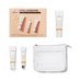 Routine per la cura della pelle con vitamina C - Immagine kit in 3 passaggi con detergente, siero e crema riparatrice, oltre a una custodia da viaggio bianca per la cura idratante.
