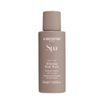La Biosthetique Relaxing Body Wash 50 ml en cadeau gratuit en bouteille taupe, idéal pour soulager le stress et une expérience de douche de type spa.