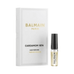 Regalo Balmain Hair Perfume Cardamom 1974 en lujosa caja blanca con mini spray, ideal para refrescar y proteger el cabello con un dulce aroma.